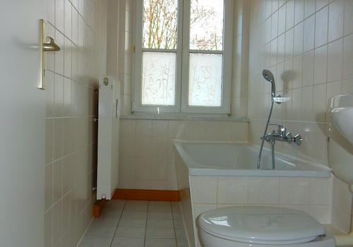 gefliestes Bad mit Fenster