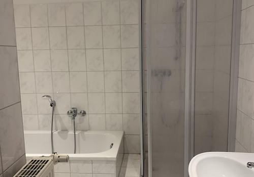 Bad mit Wanne und Dusche
