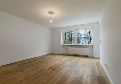 Wohnzimmer mit Blick ins grüne