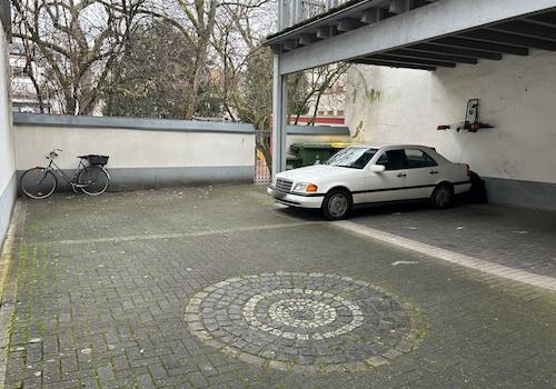 Carport im Innenhof mit 3 Stellplätzen