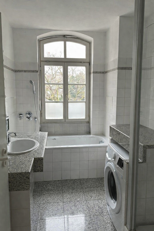 TL-Bad mit Wanne und Dusche, 1.OG