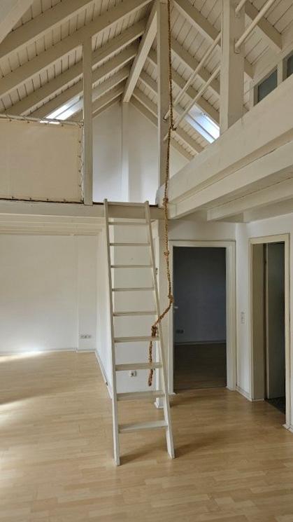 Wohn- und Essbereich mit Galerie, DG (leer)