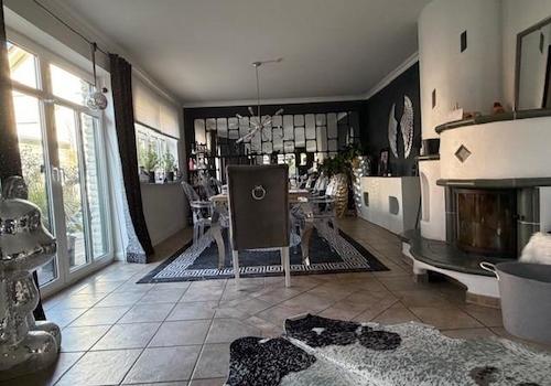 Wohnzimmer mit Kamin