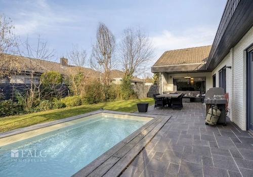 Blick auf Pool_Terrasse