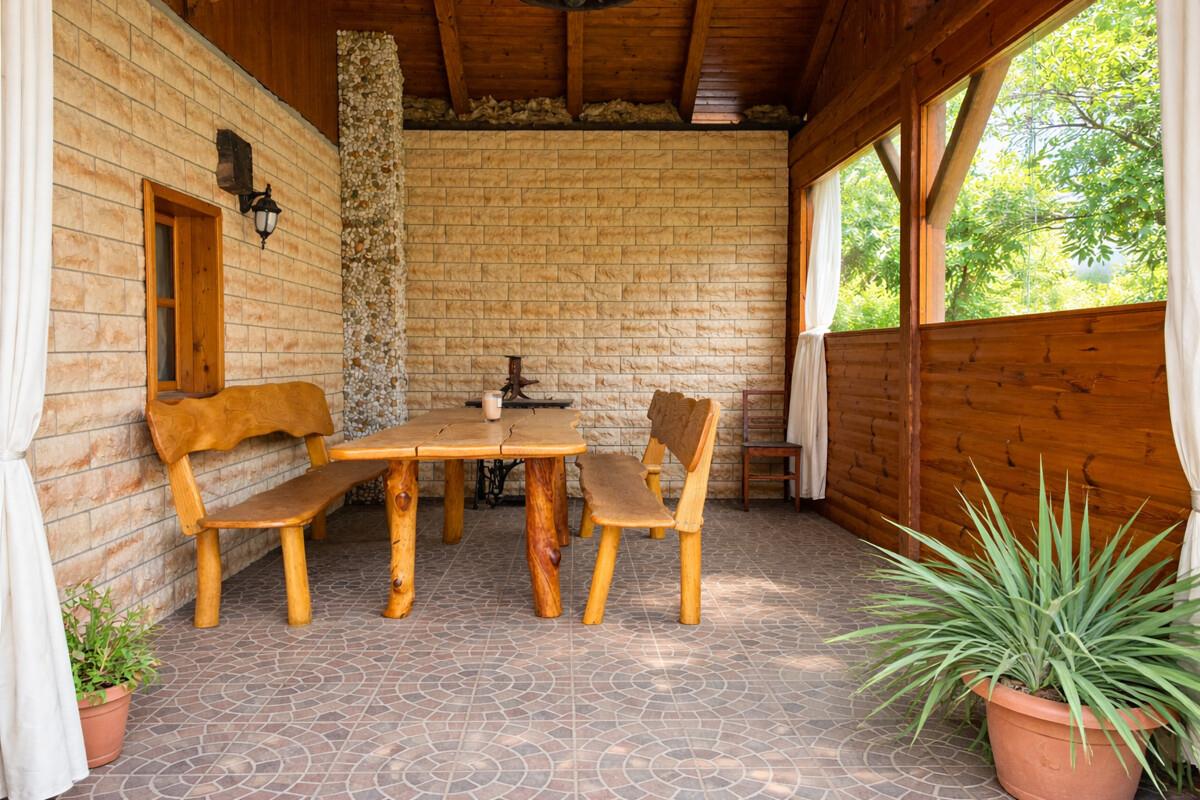 Überdachter Terrassenplatz mit Gartenhaus