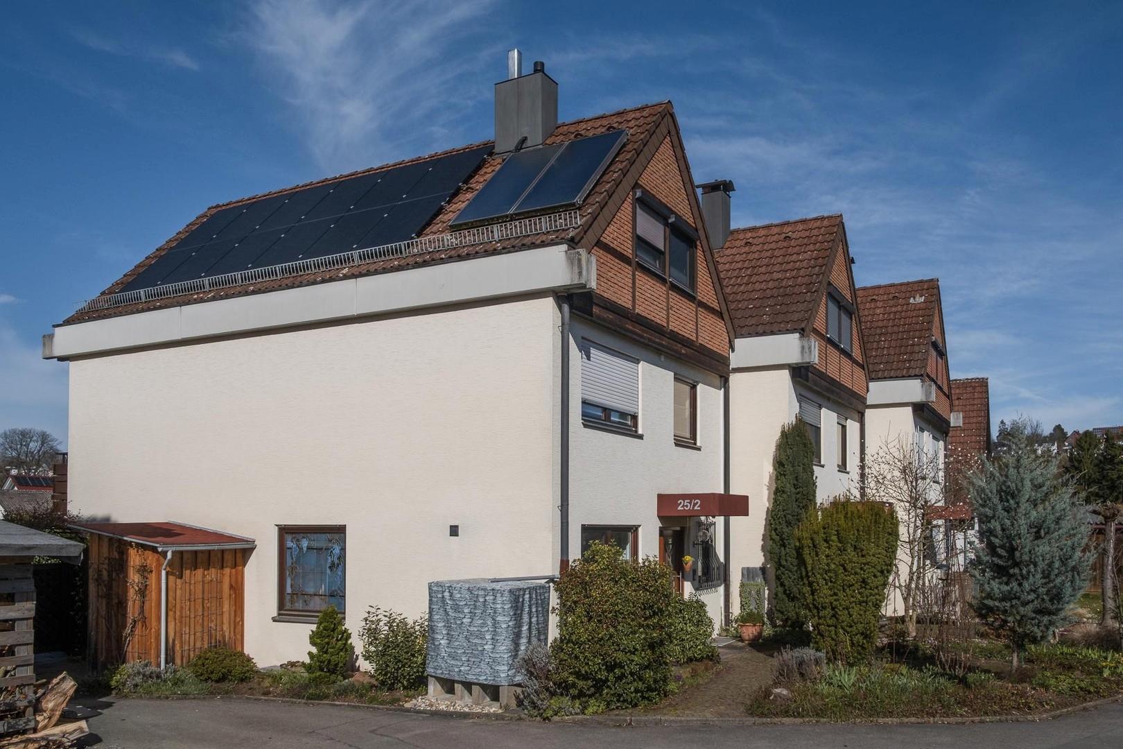 Seitenansicht mit Holzschuppen