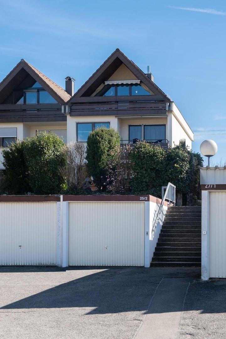 Straßenansicht mit Garage