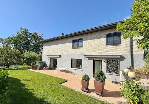 Seitenansicht mit Eingang zum UG