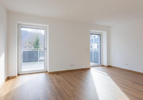 Wohnzimmer mit zwei Balkontüren