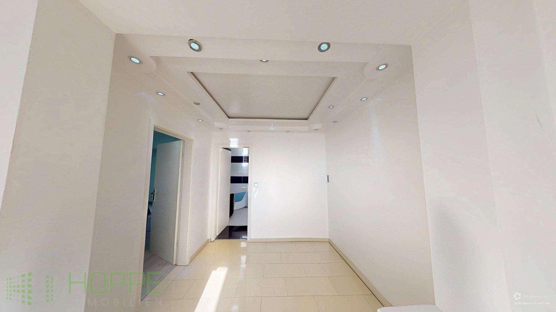 Flur 1 mit Arbeits-oder Spielbereich-defurnished