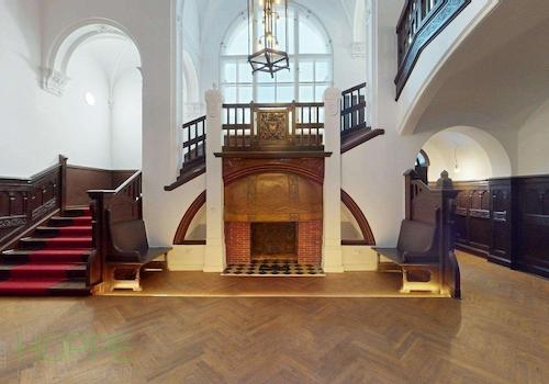 Eingangshalle mit Kamin