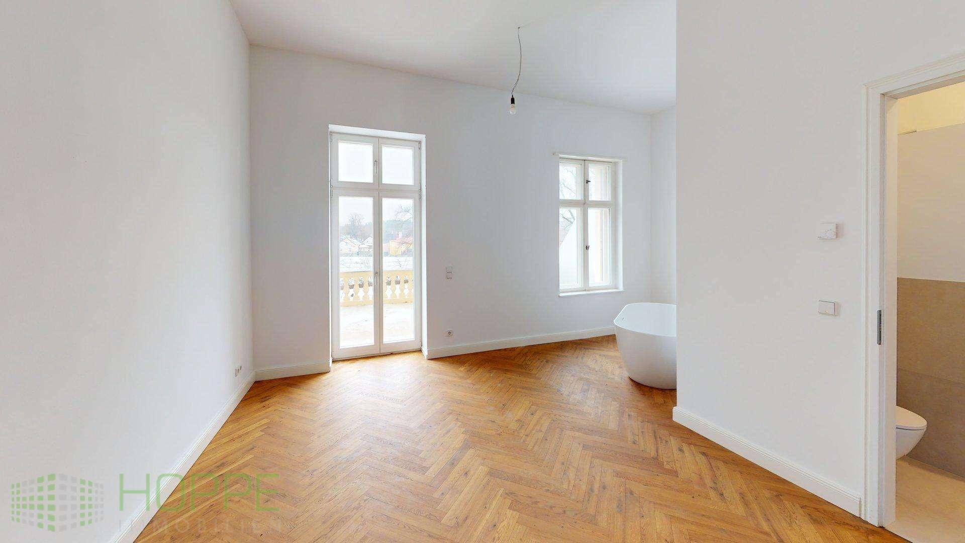 Schlafzimmer mit Badewanne Bild 1