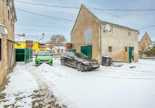 Hofansicht mit Nebengebäude und Brunnen