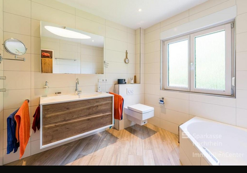 modernes Badezimmer mit Wanne