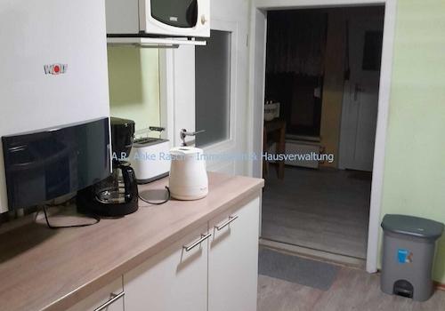 Küche mit angrenzendem Wintergarten 