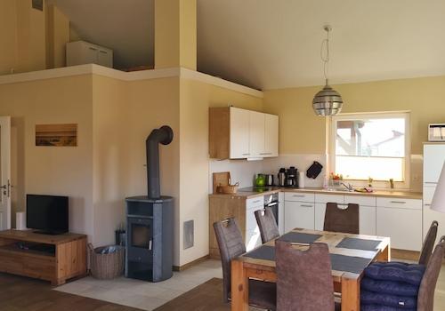 offener Wohn-Essbereich mit integrierter Küche