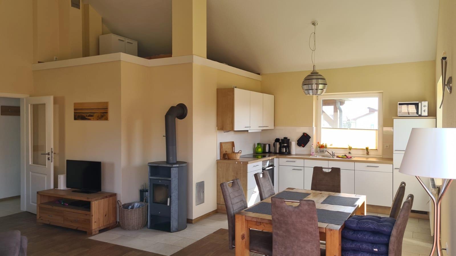 offener Wohn-Essbereich mit integrierter Küche