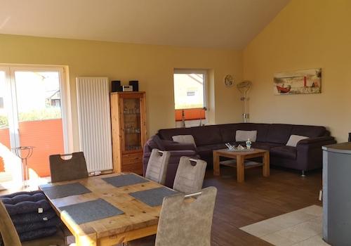 Lichtdurchfluteter Wohn-Essbereich