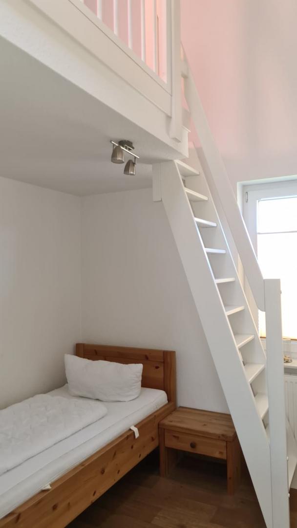Kinderzimmer mit Leiteraufgang zur halboffenen Zwischendecke