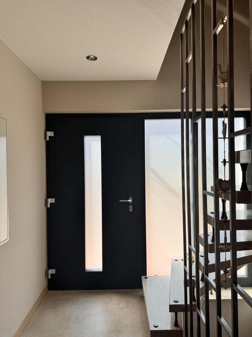 Treppenhaus mit Haustür