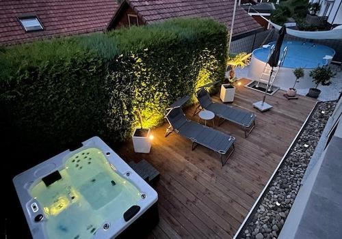 Poolanlage bei Nacht