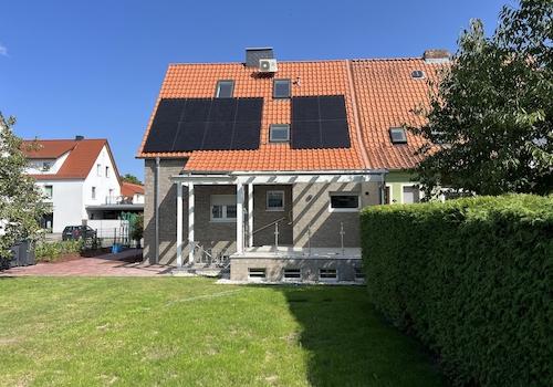 Hausrückseite, PV & Terrasse