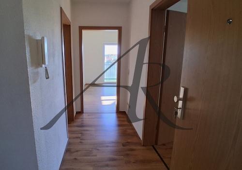 Flur, links kleiner Abstellraum