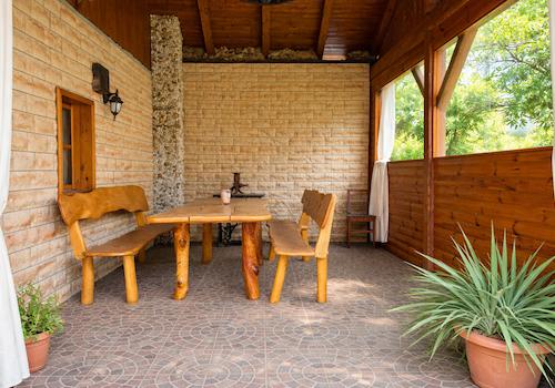 Überdachter Terrassenplatz mit Gartenhaus