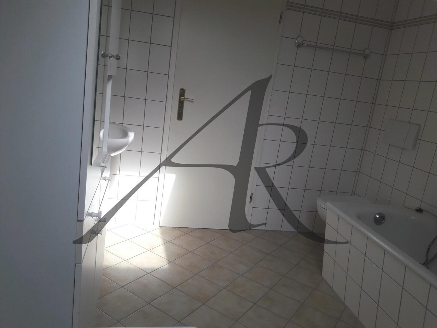 Tageslichtbad mit Badewanne