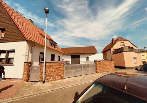 Ansicht STraße mit Einfahrt