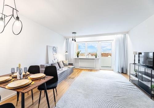 Helles Wohnzimmer mit Balkon