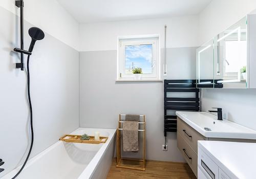 Tageslichtbad mit Badewanne