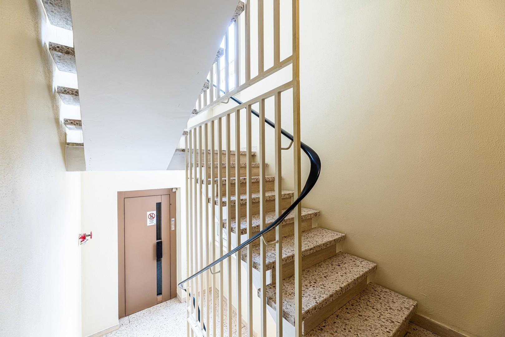Treppenhaus mit Aufzug
