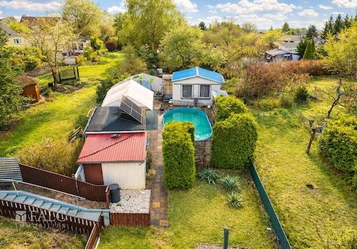 Garten mit Pool & Sommerlaube