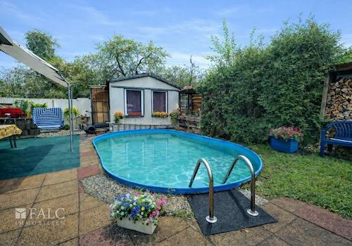 Pool mit Sommerlaube