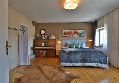 Schlafzimmer mit Dielenboden