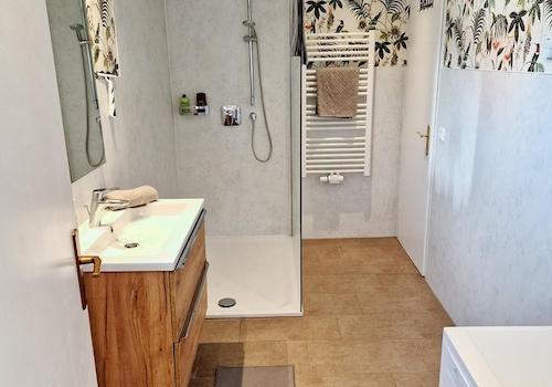 modernes Badezimmer mit Dusche