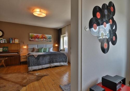 Schlafzimmer mit Dielenboden