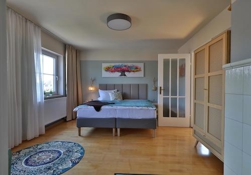 Wohnzimmer mit Parkett