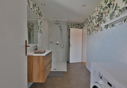 modernes Badezimmer mit Dusche