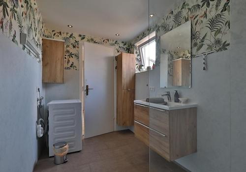 modernes Badezimmer mit Dusche