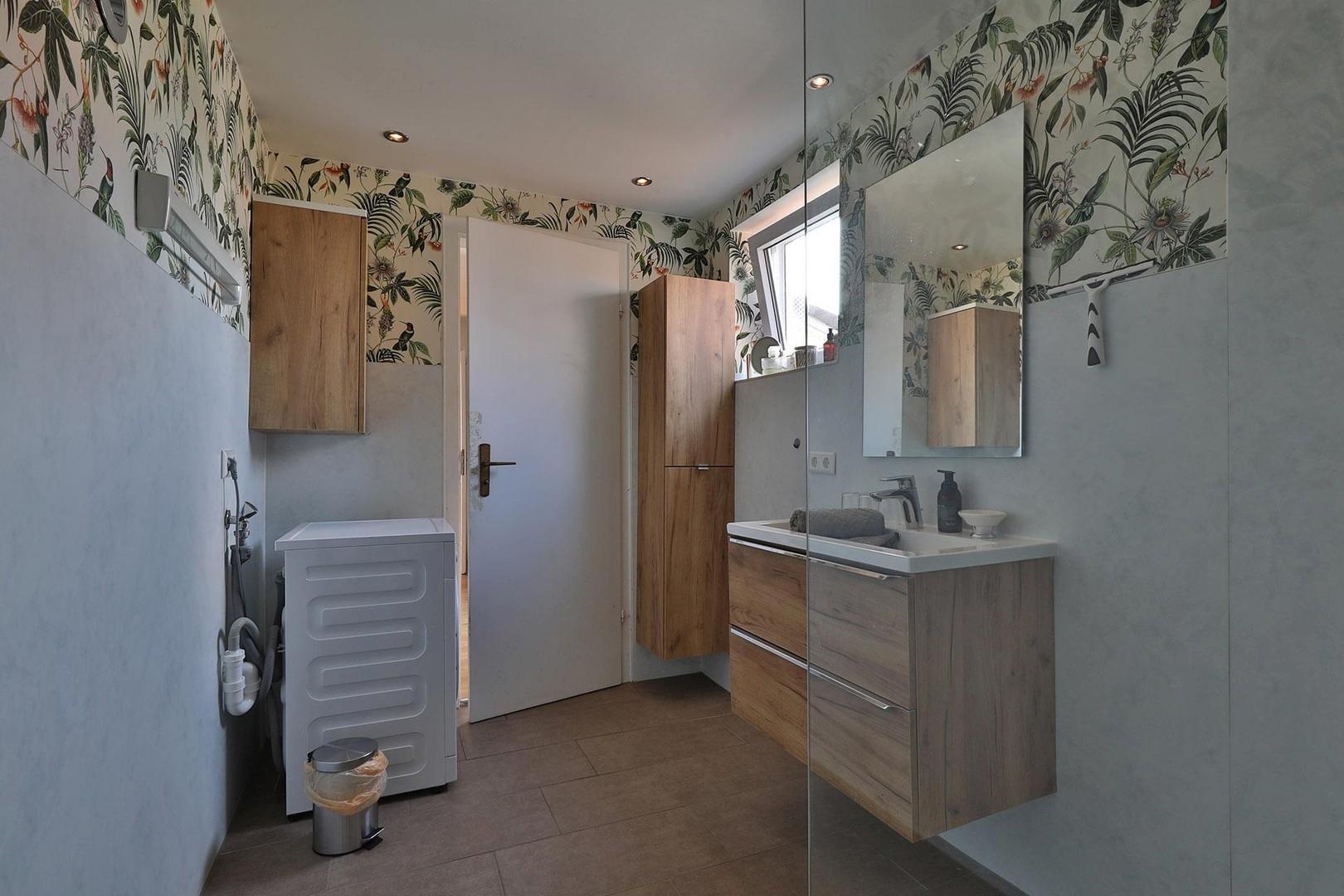 modernes Badezimmer mit Dusche