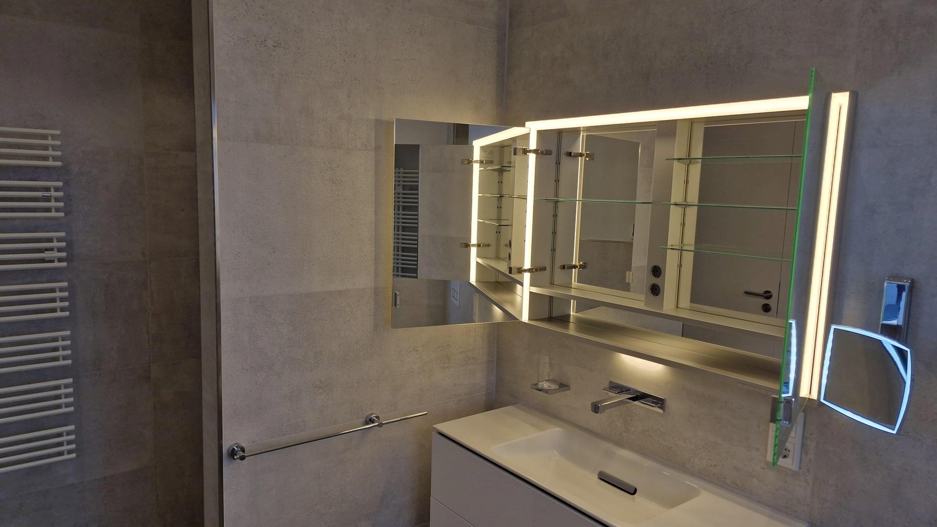 eingelassener Spiegelschrank