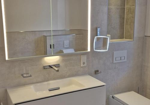 eingebauter Spiegelschrank 