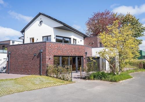 Von vorne mit PKW-Stellplatz