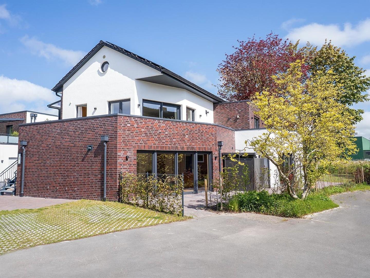 Von vorne mit PKW-Stellplatz