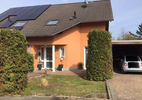 Außenansicht mit Garage