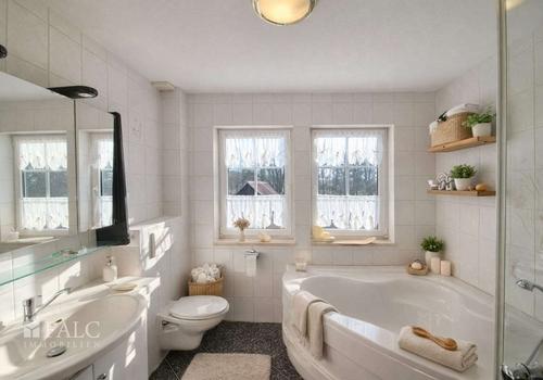 Bad mit Dusche und Badewanne