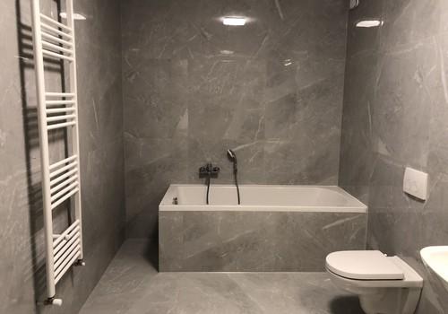 Badezimmer mit Badewanne