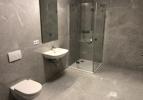 Badezimmer mit Dusche